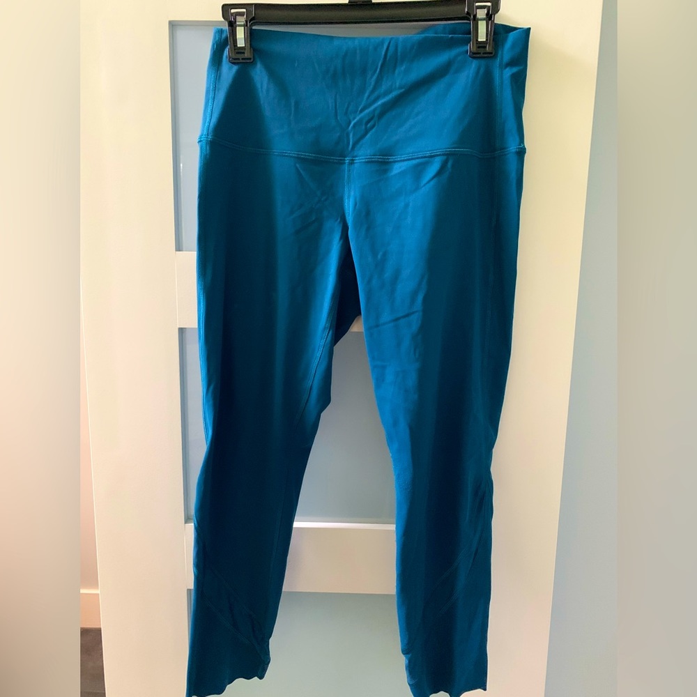 NWOT - LULULEMON - Wunder Under HR Crop 23” w/ Scalloped hem.